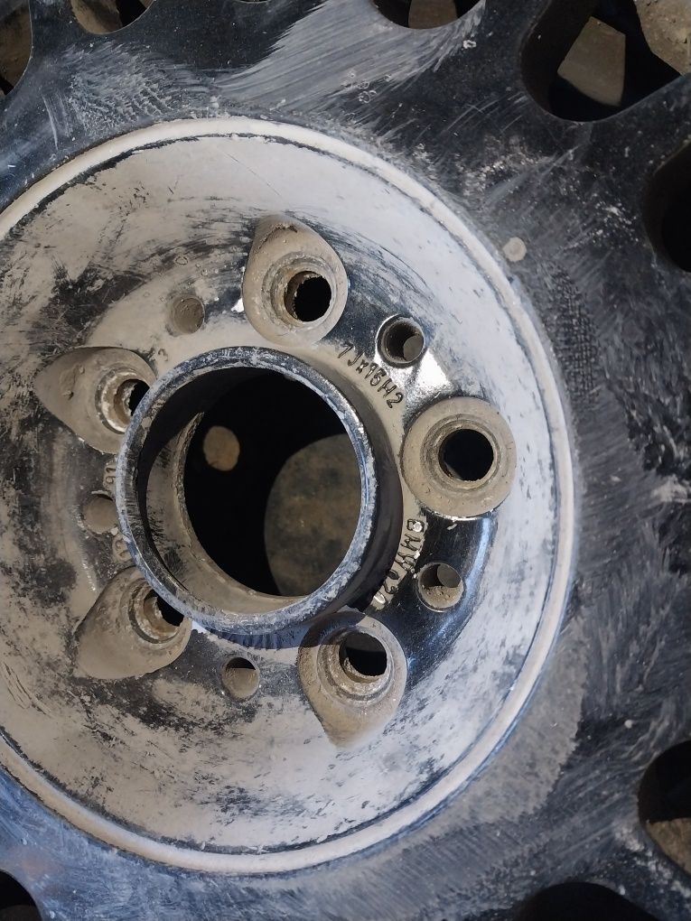 Диски R15 на BMW. Один с другим рисунком.