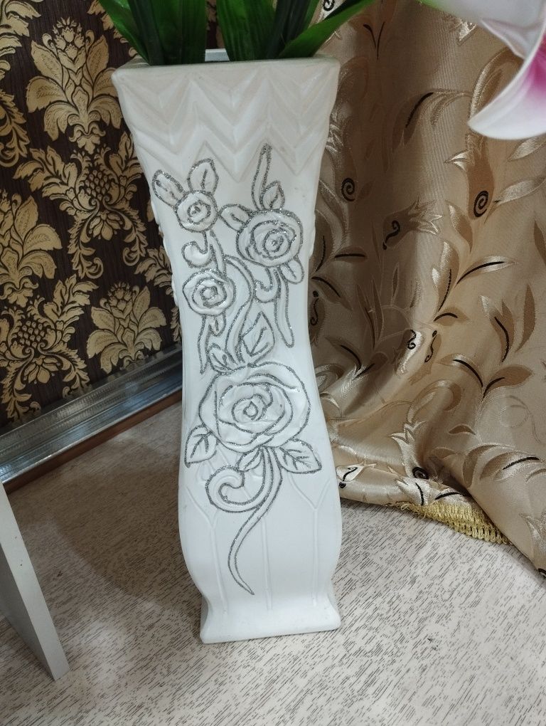 Продам Вазу с гравировкой ,с цветами .
