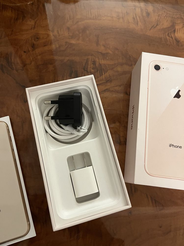 Продам iphone 8.