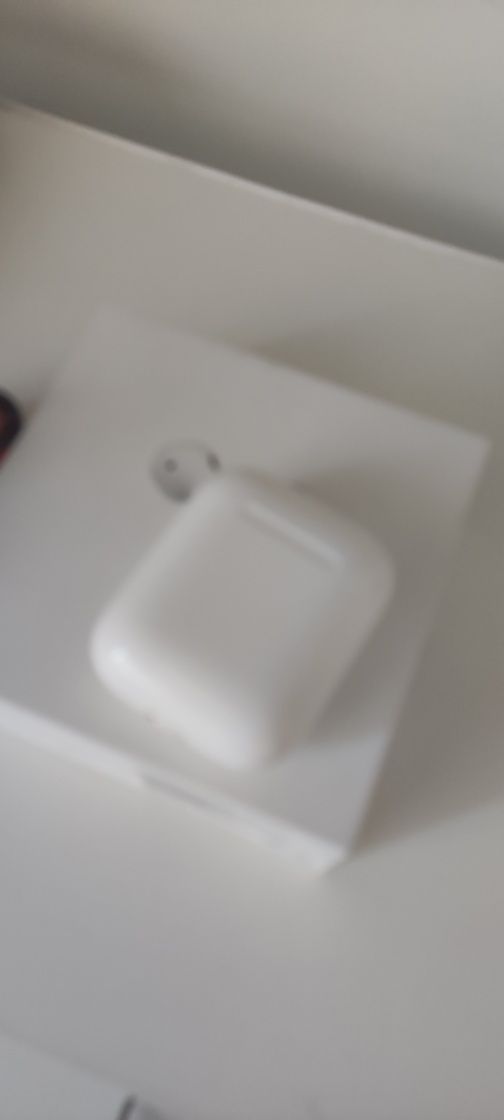 Продам оригинал кейс от Airpods 2