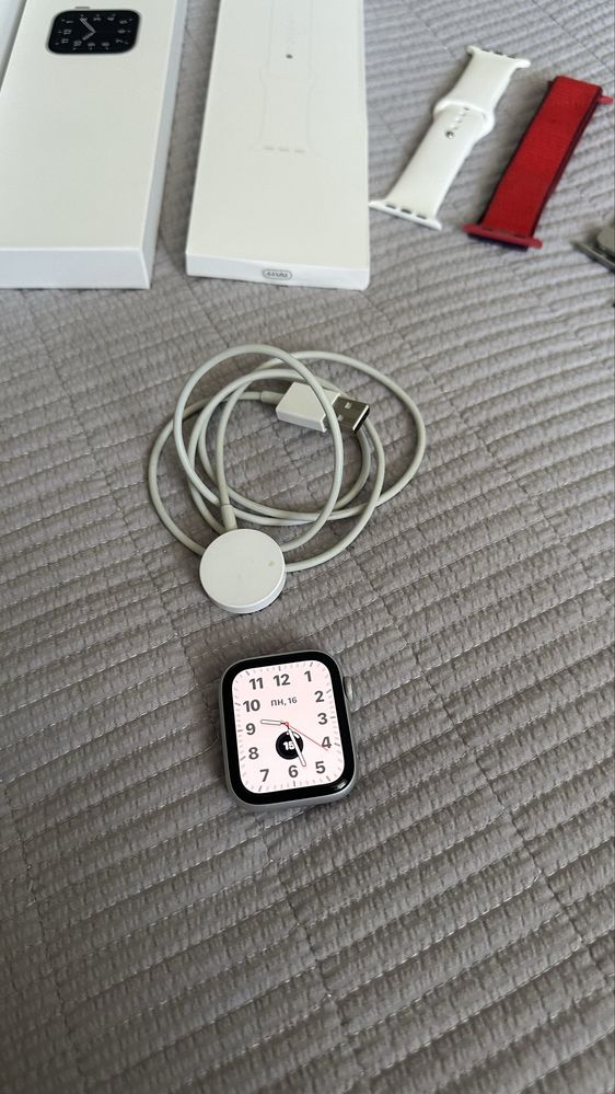 Продам Apple Watch SE Silver 44мм