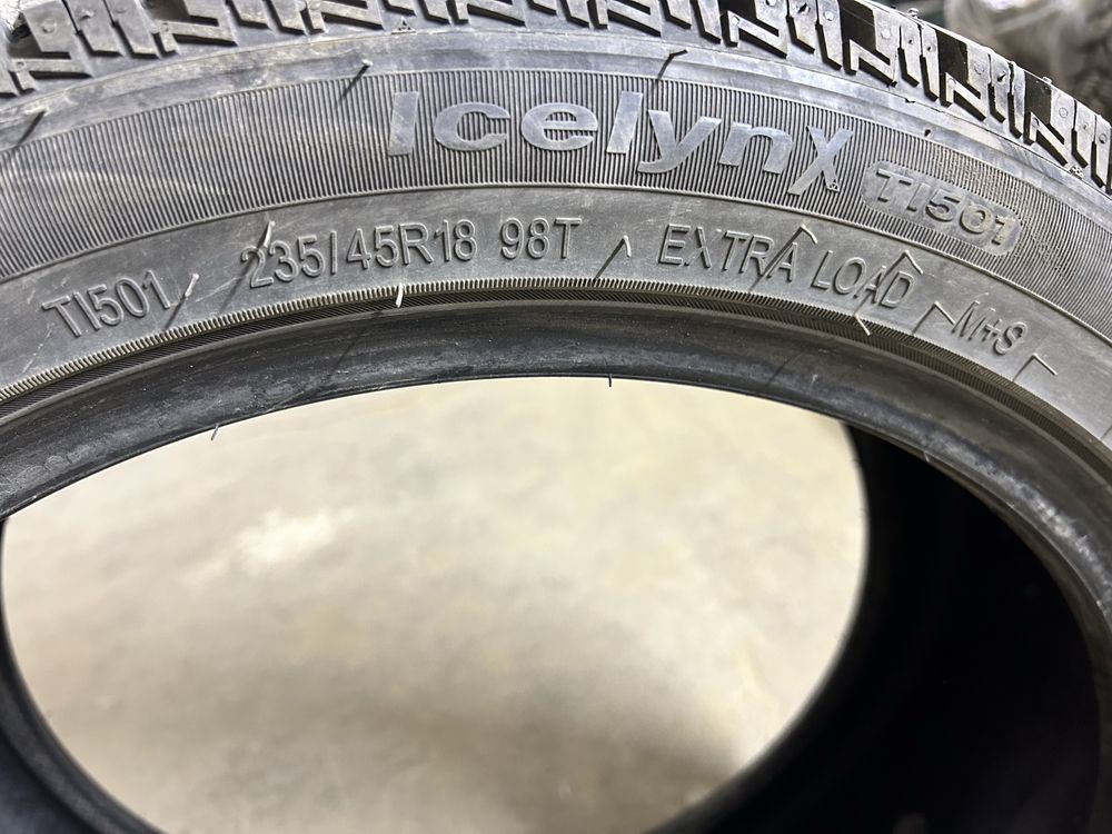 Комплект шин Triangle зимние шипованные 235/45R18