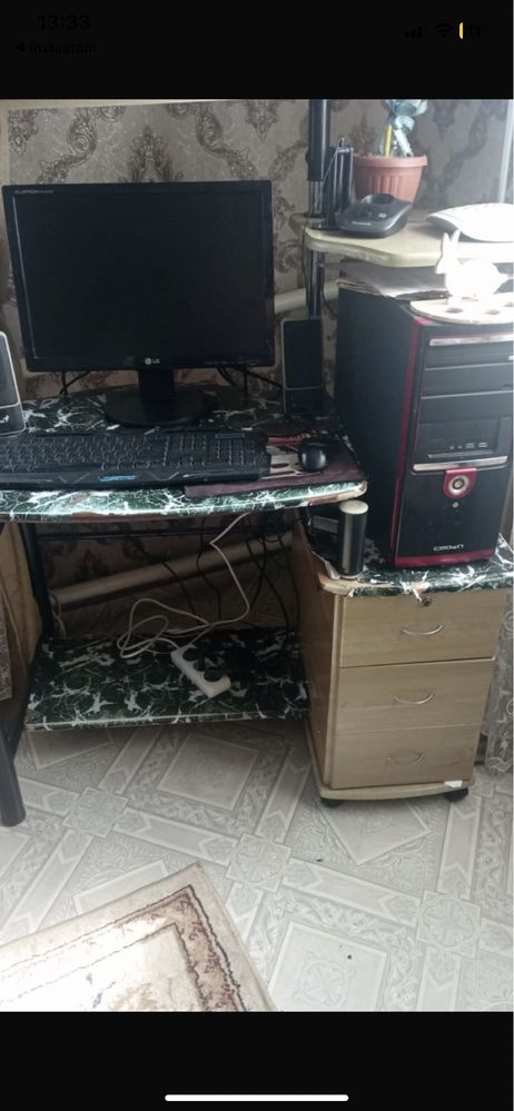 Столик и холодильник