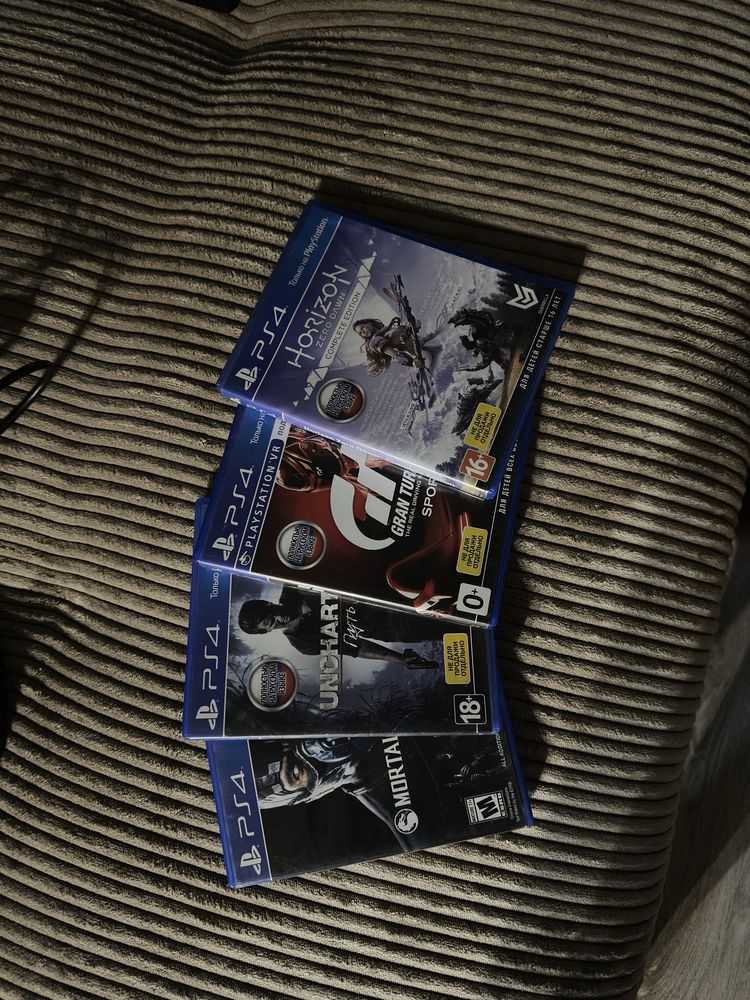 Продам PS4 slim
