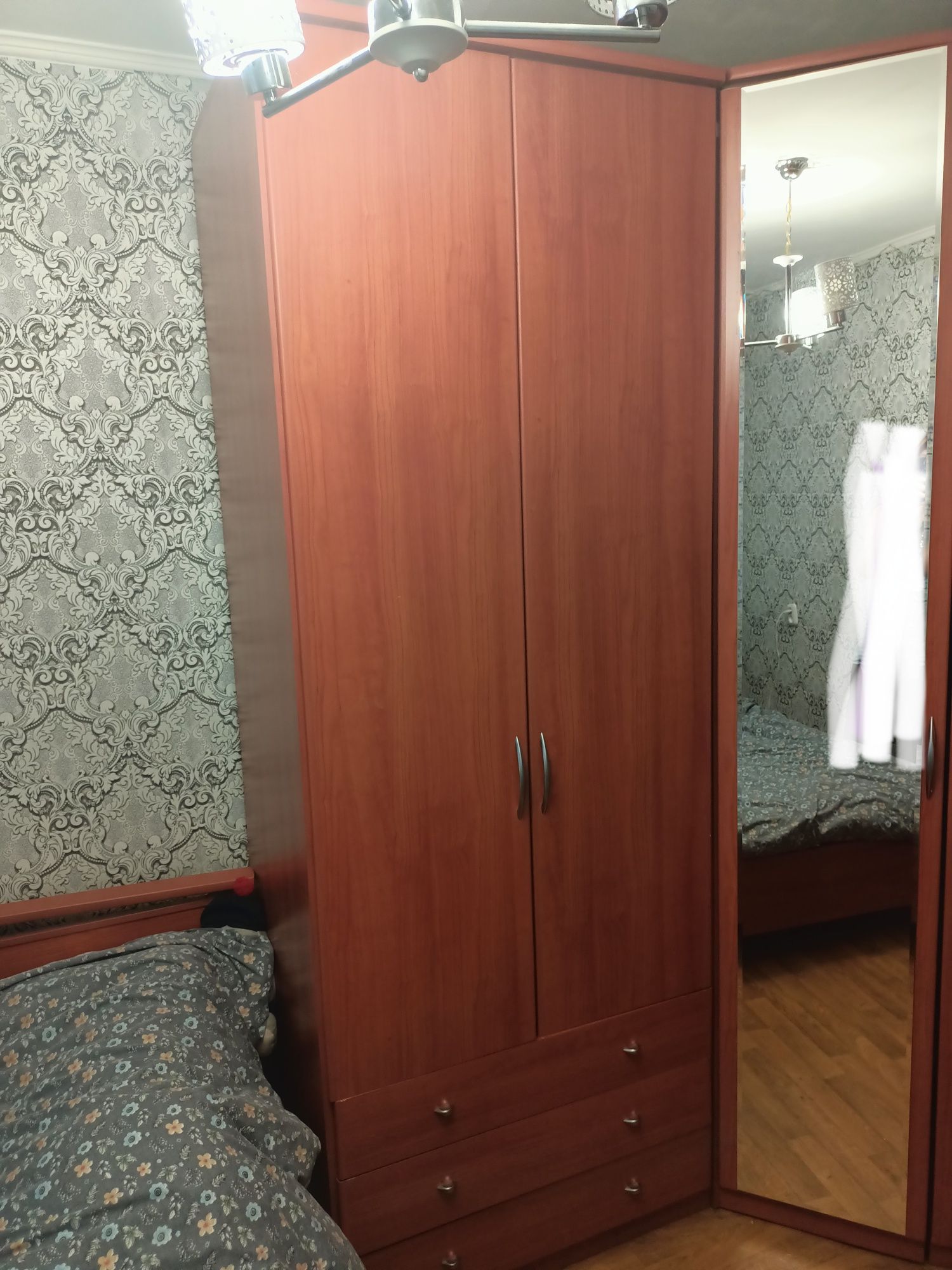 Большой угловой шкаф в спальню