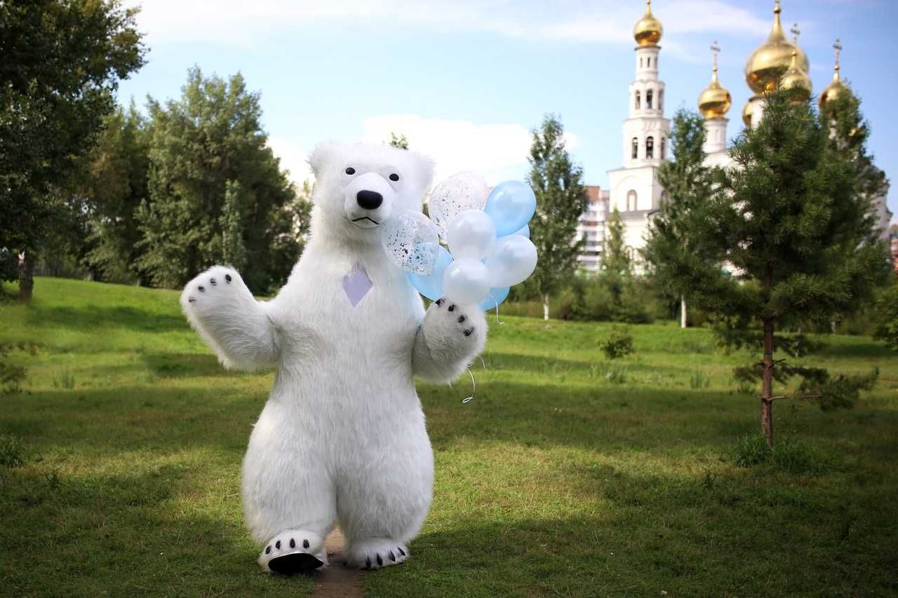 Снежное Чудо: Встречайте Белого Медведя на Нашем Празднике!