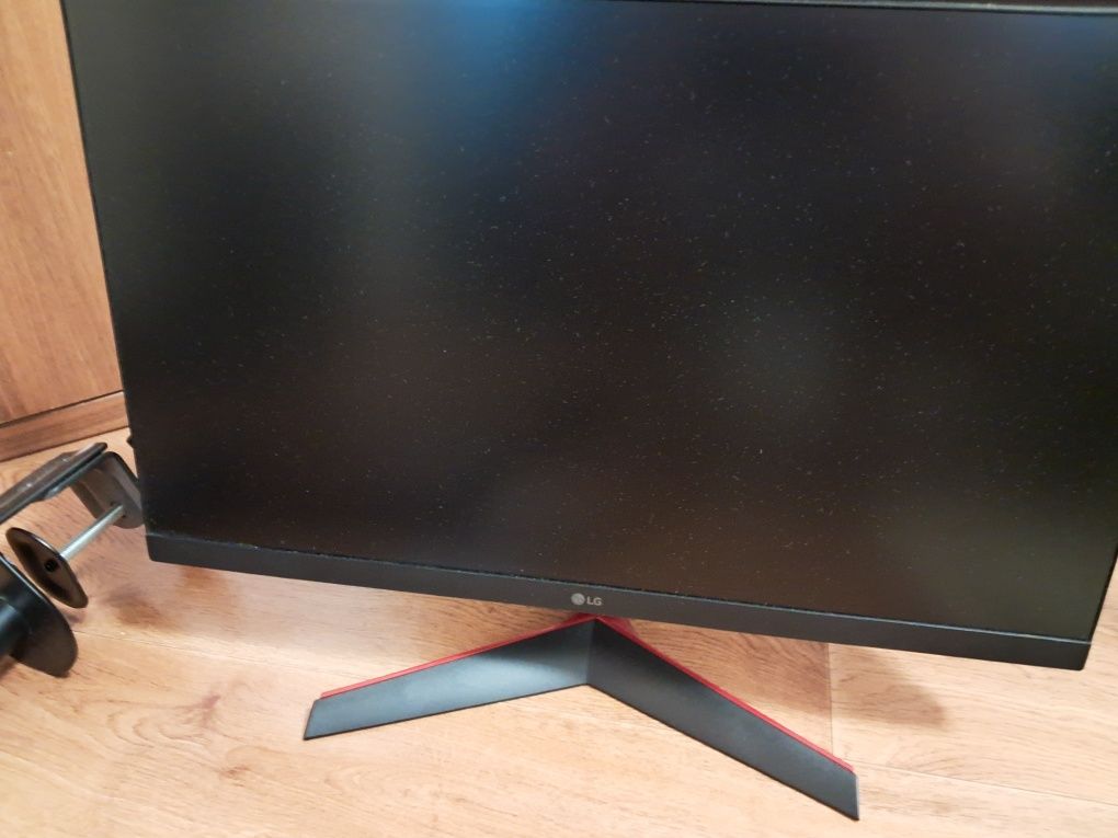 Монитор LG24GN600 с кронштейном