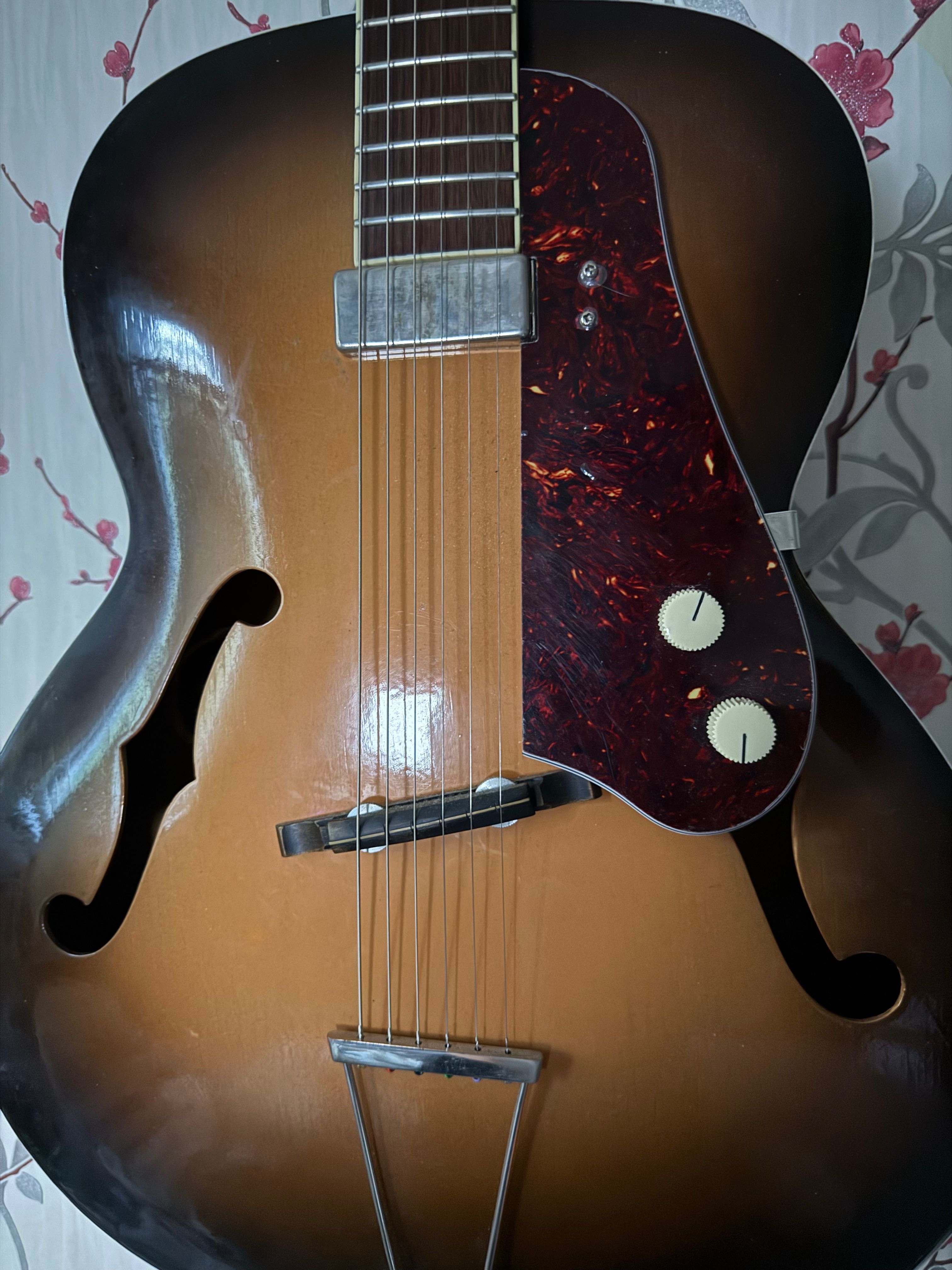 1987 года Гитара archtop Lignatone ЧССР с звукоснимателем из Америки.
