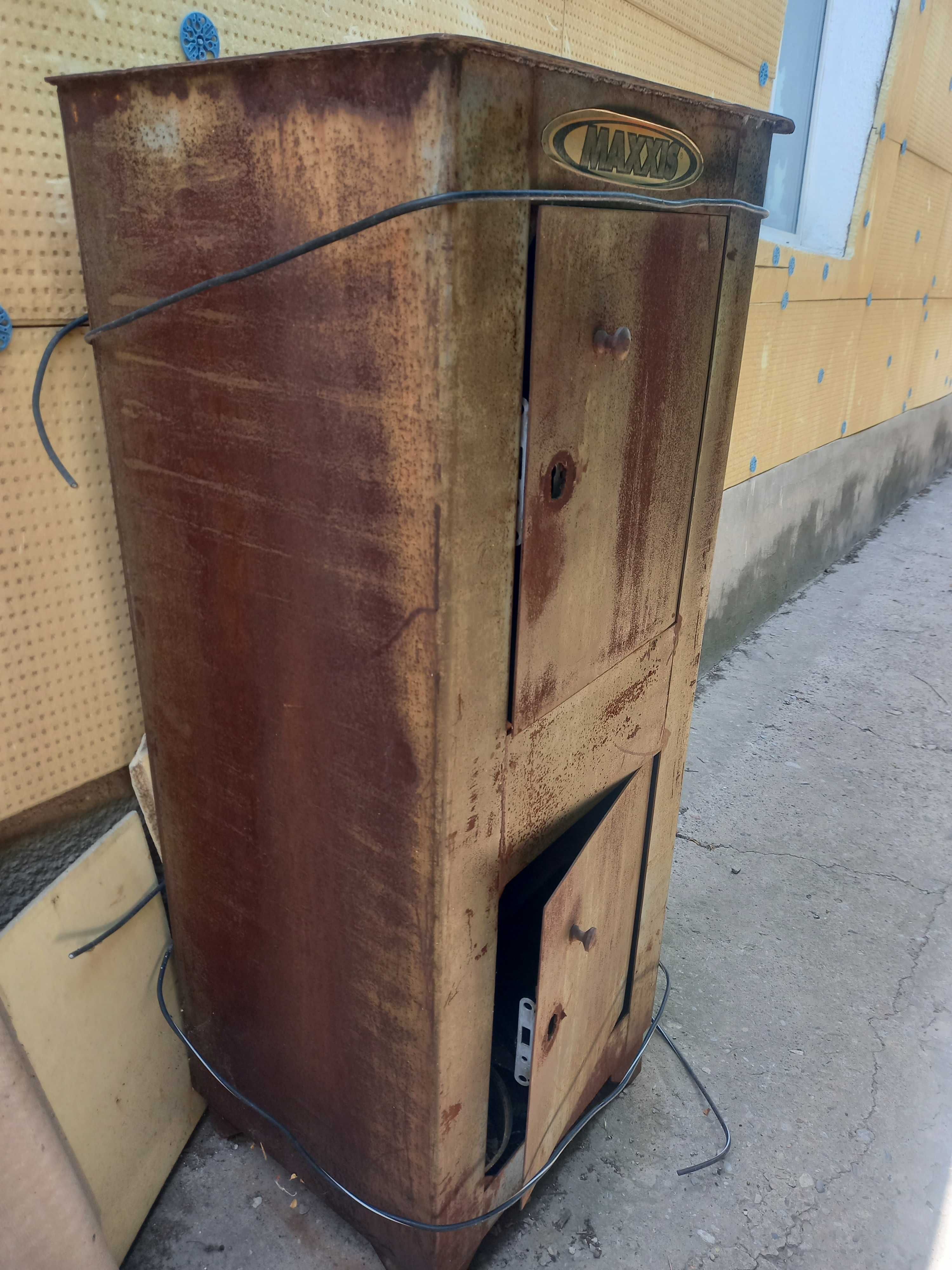 Продам металлический шкаф-сейф бу