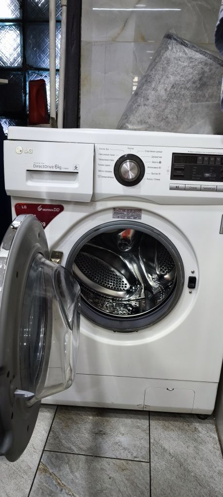 Стиральная машинка LG в рабочем состоянии