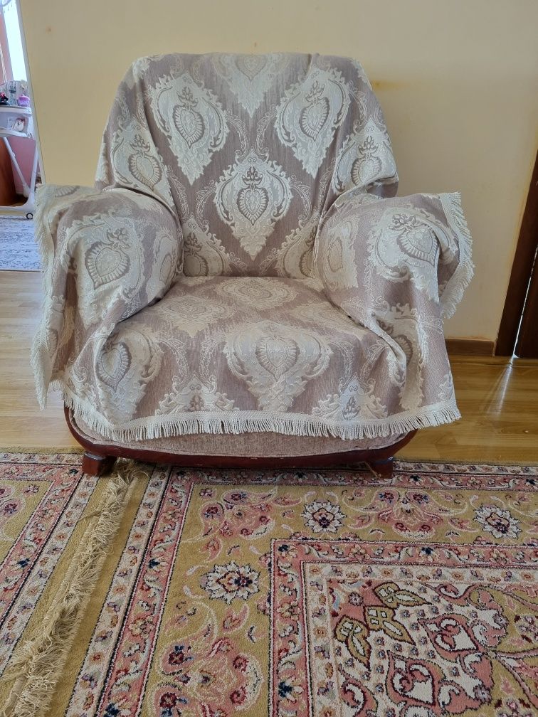 Продам диван с двумя креслами