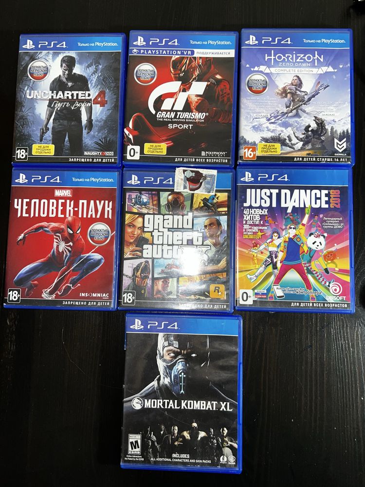 Продаю PlayStation 4 с 2 джойстиками и 7 играми - отличное состояние!