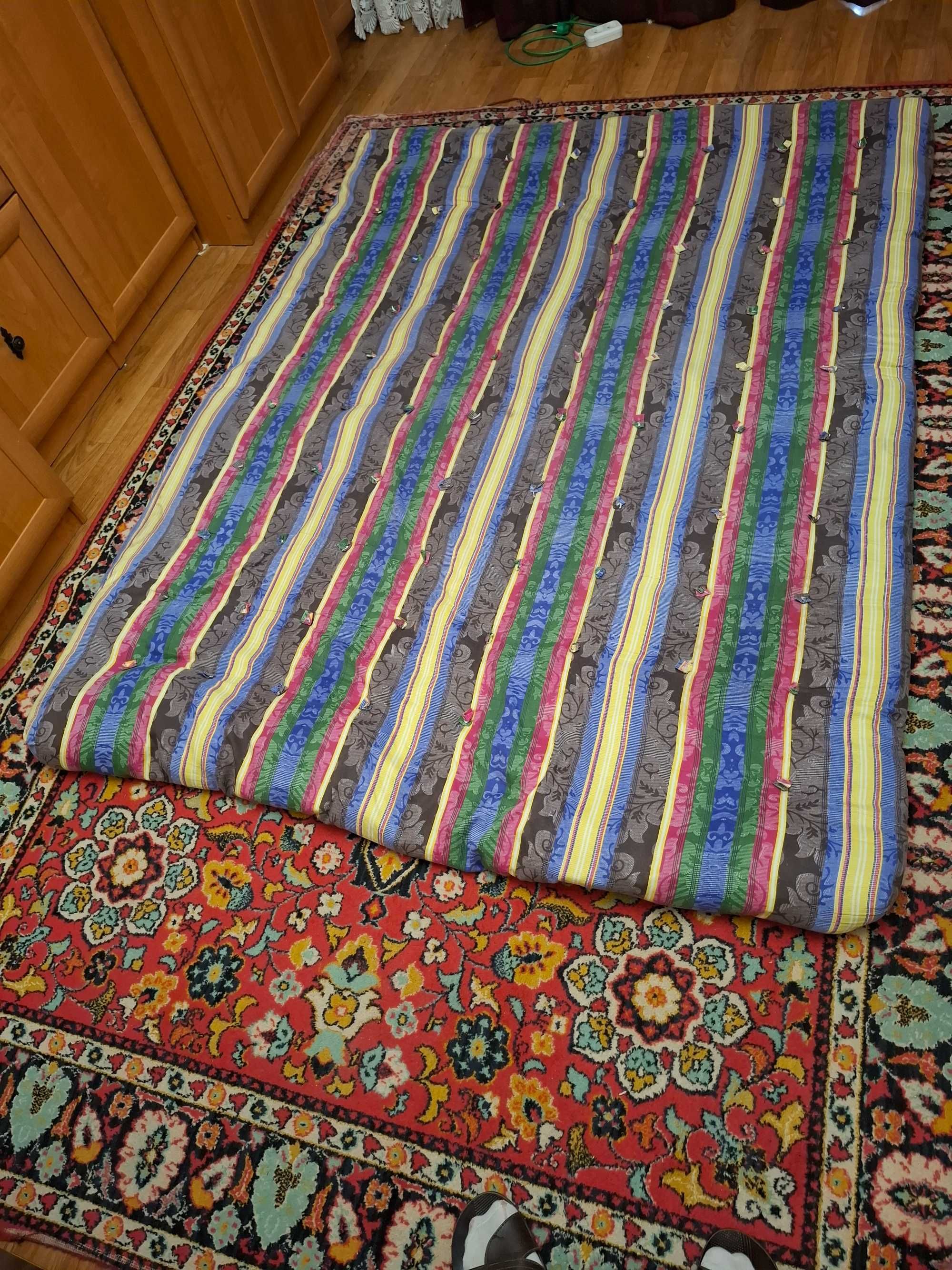 Продам матрац (матрас) размером 1,5 х 2,0 м ватный.