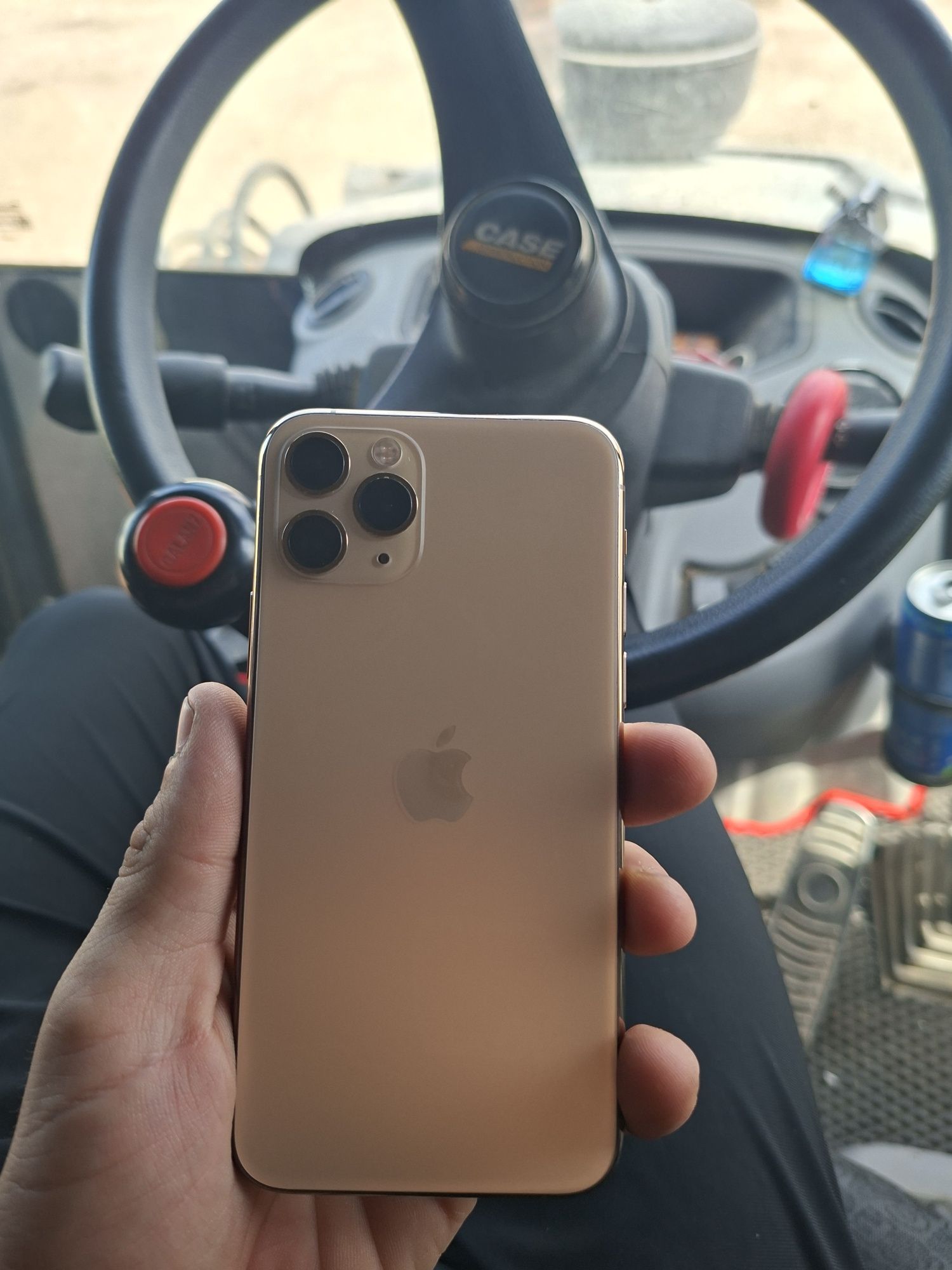 Iphone 11 pro.  Продам