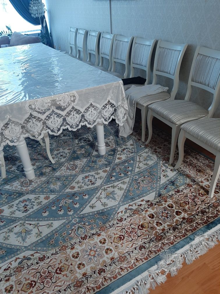 Продам стол со стульями. Состояние отличное.