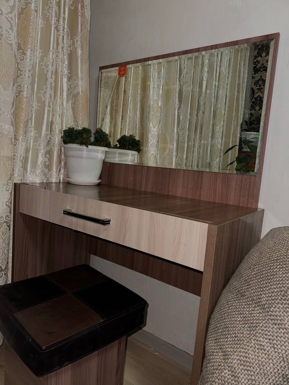 Дамский столик, стол с зеркалом