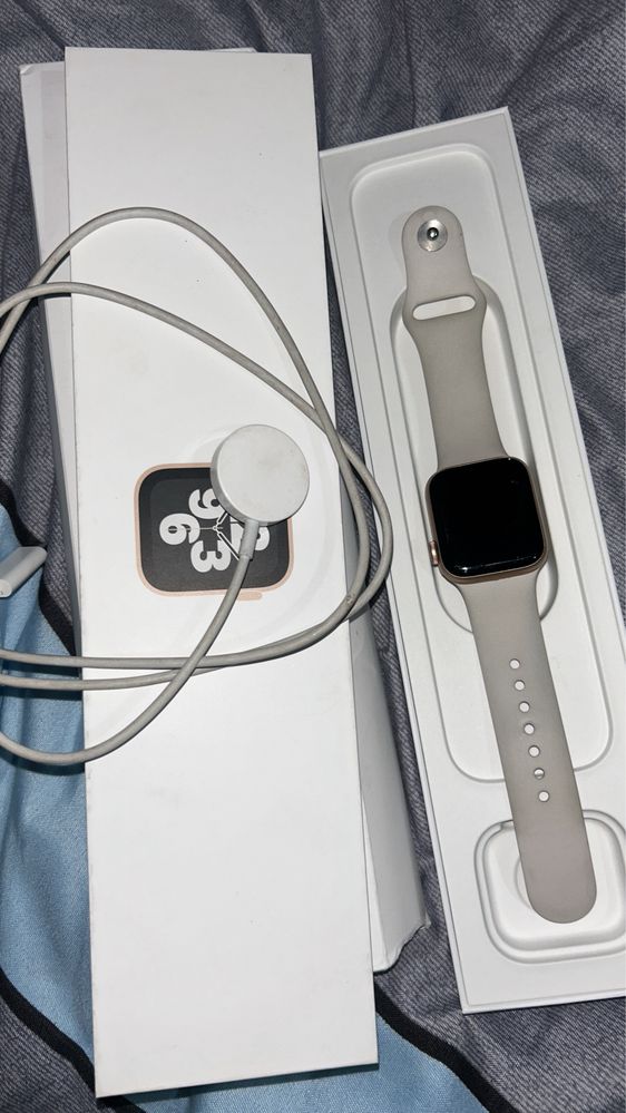 Apple Watch SE 40 mm в розово-золотистом цвете
