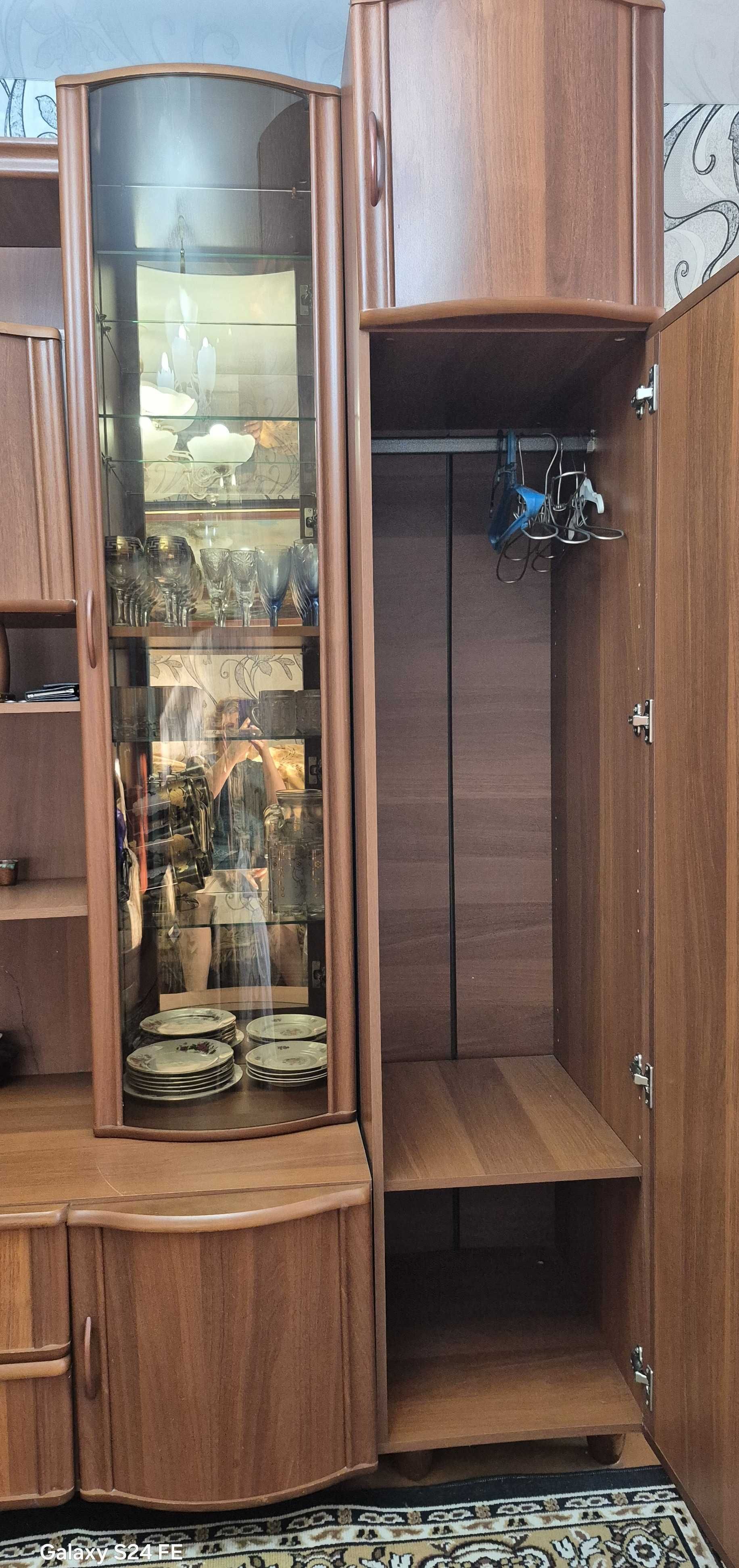 Продам отличную, очень крепкую Стенку- Горку в зал.