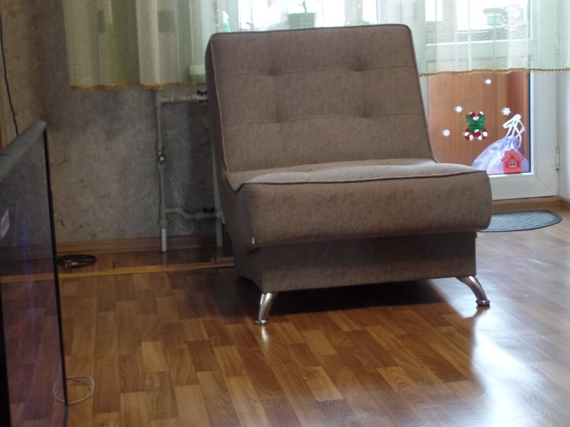 Диван серого цвета вместе с креслом.