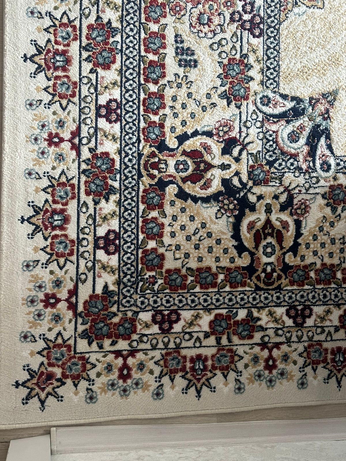 Ковер б/у, красивый без повреждений, в хорошем состоянии.