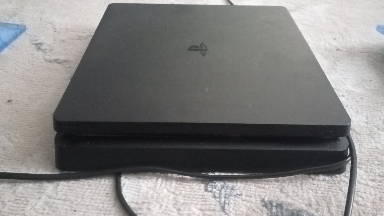 Продам приставку PS 4 Slim