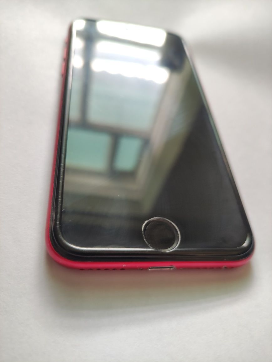 iPhone SE 2020 отличный компактный смартфон с хорошей камерой.