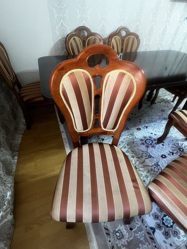 Стол и стулья в гостиную