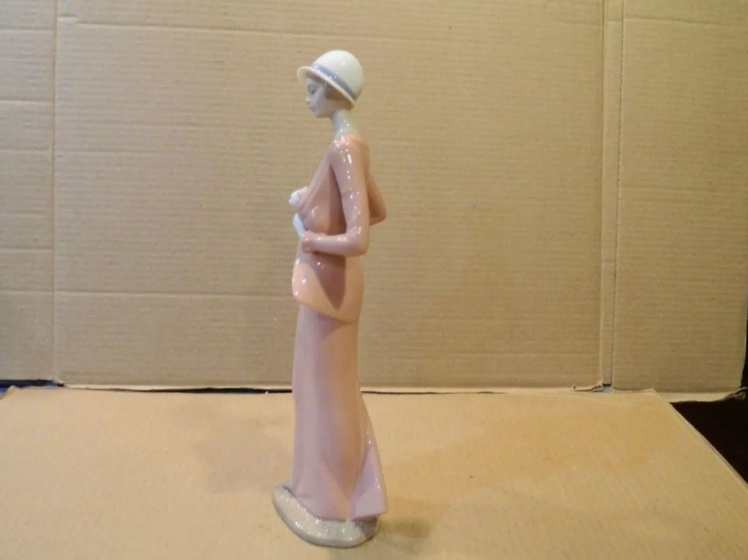 Nao by Lladro 12" фигурка "Женщина с котёнком и зонтом" # 135.