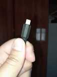 кабель с разъёмом Apple Lightning.