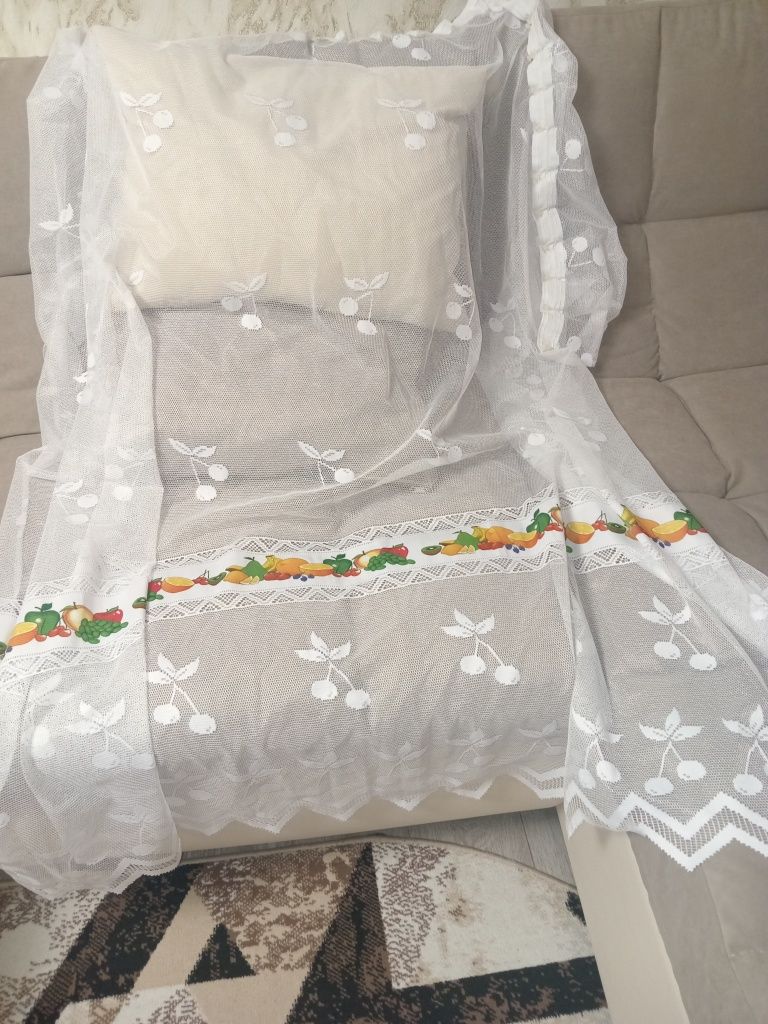Продам тюль на кухню, очень красивая.