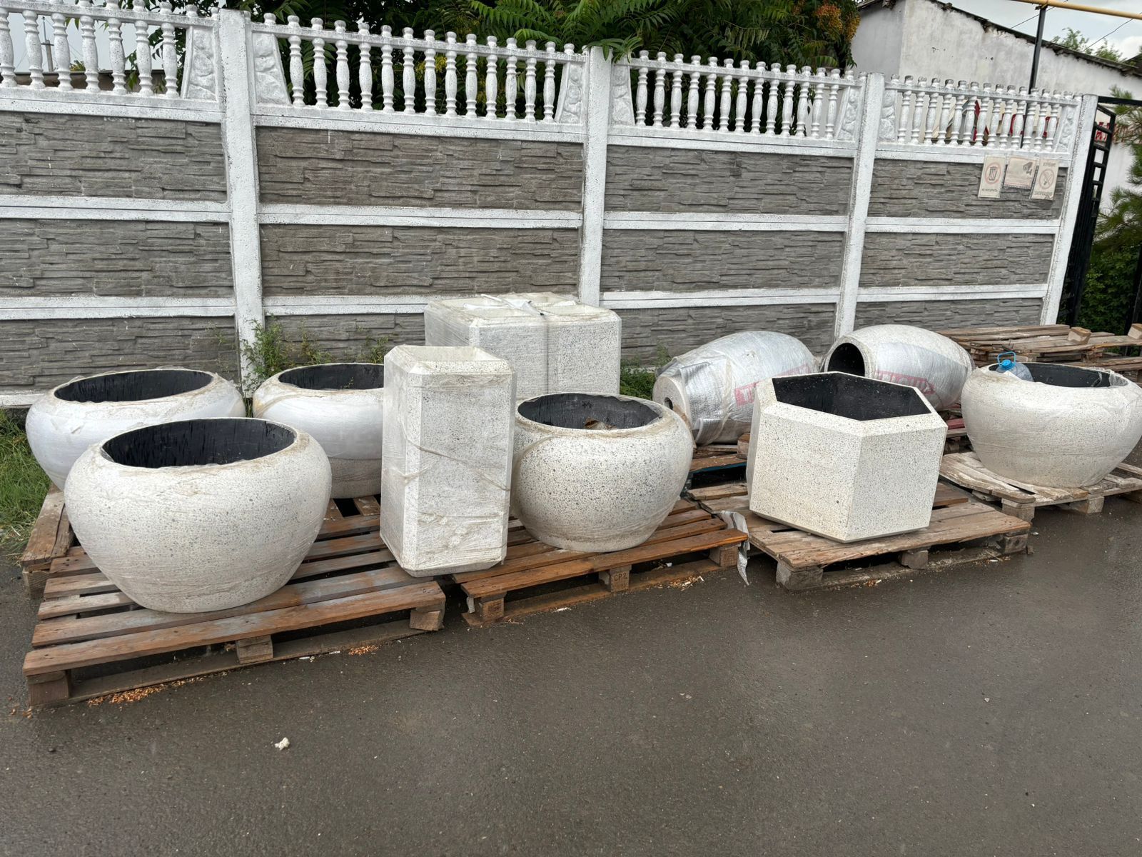 Уличный скамейки и вазоны