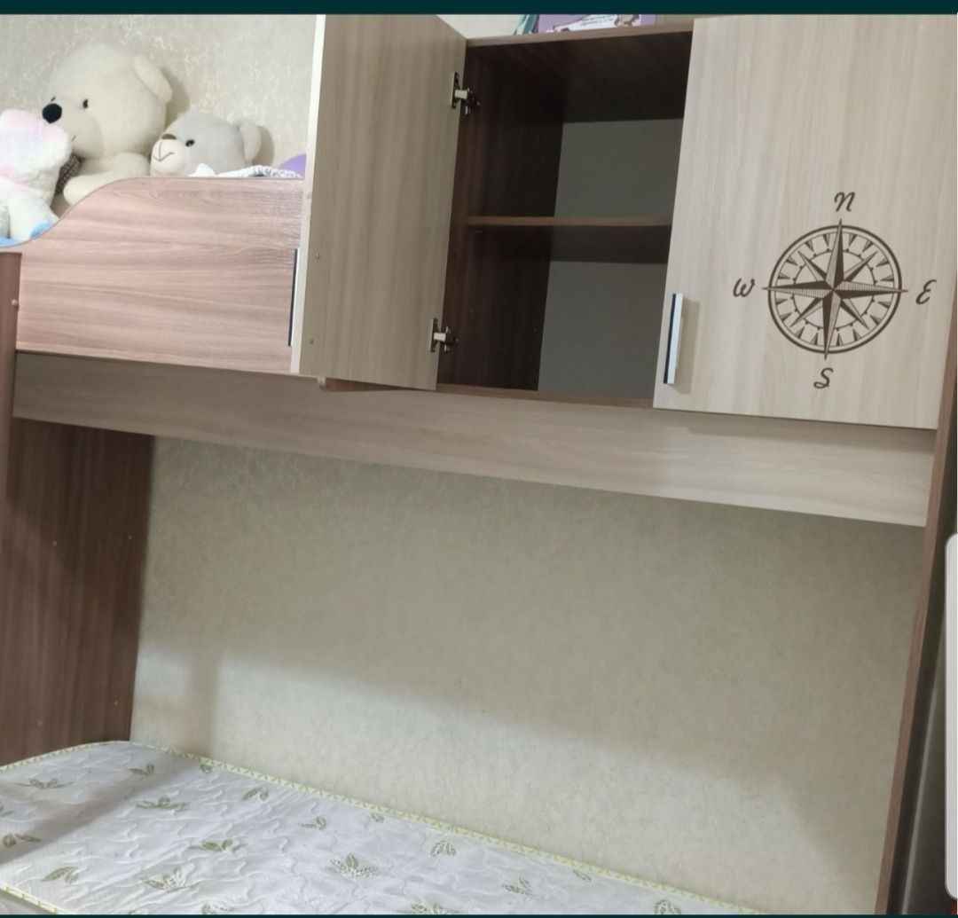 Продам двухъярусную кровать с 2-мя ортопедическими  матрасами