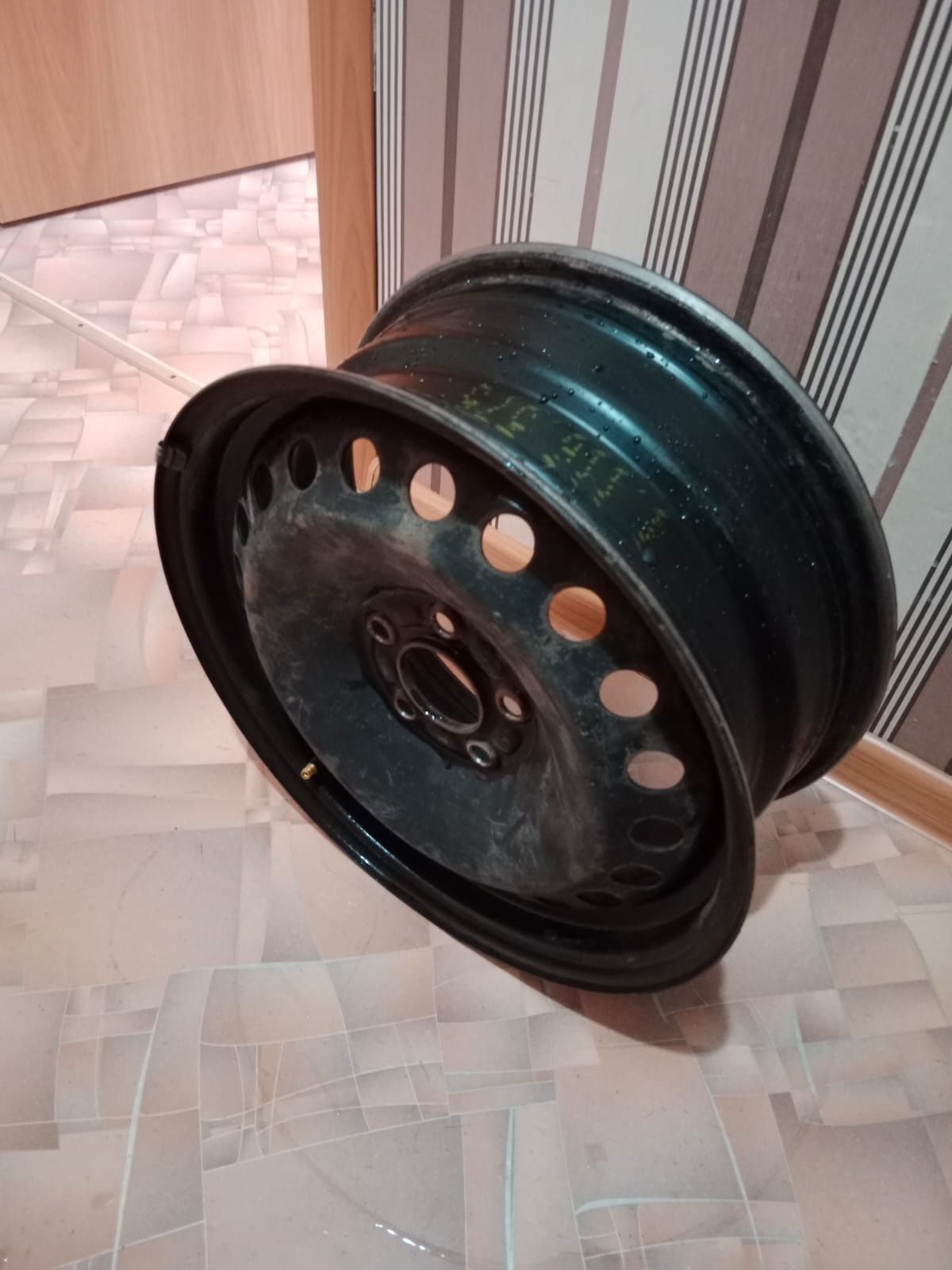 Продам комплект  диски и колпаки