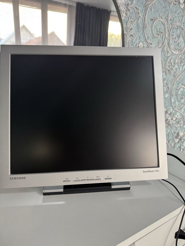 Монитор Samsung SyncMaster 172S — 17″, с кабелями, рабочий