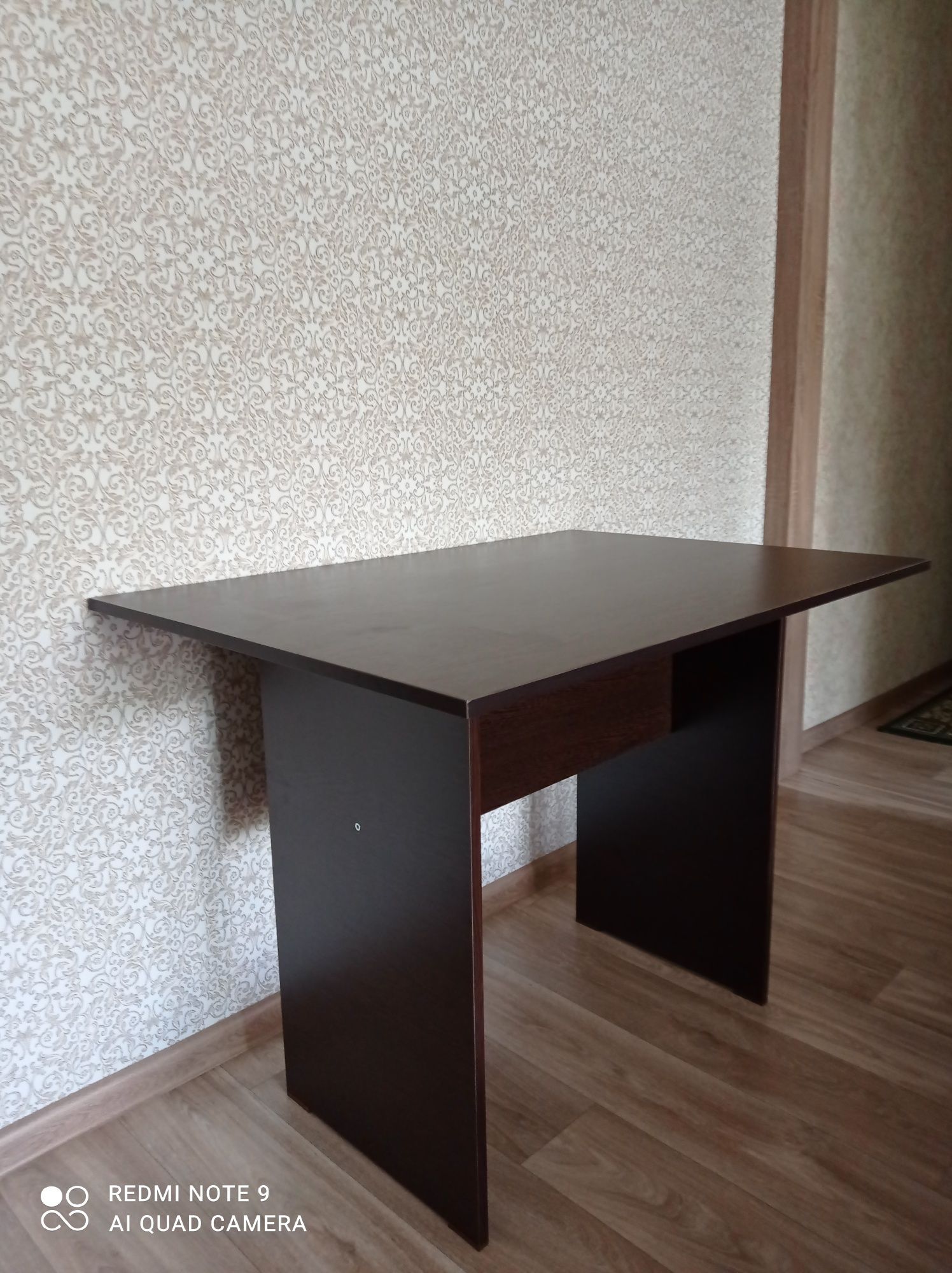 Стол новый кухонный