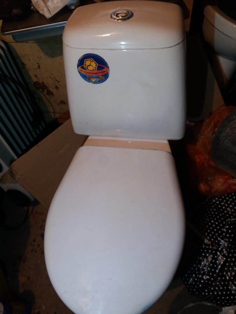Продам унитаз с бочком бу чистый