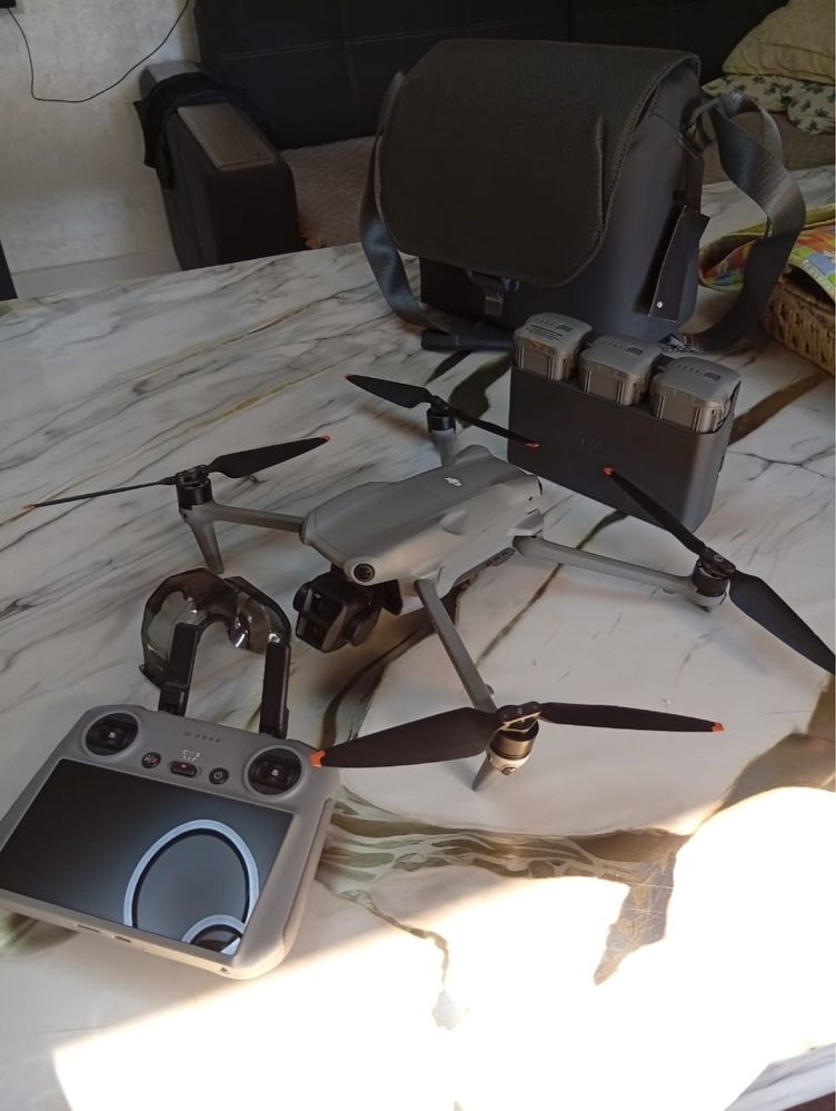 Продам дрон dji air 3 в отличном состоянии
