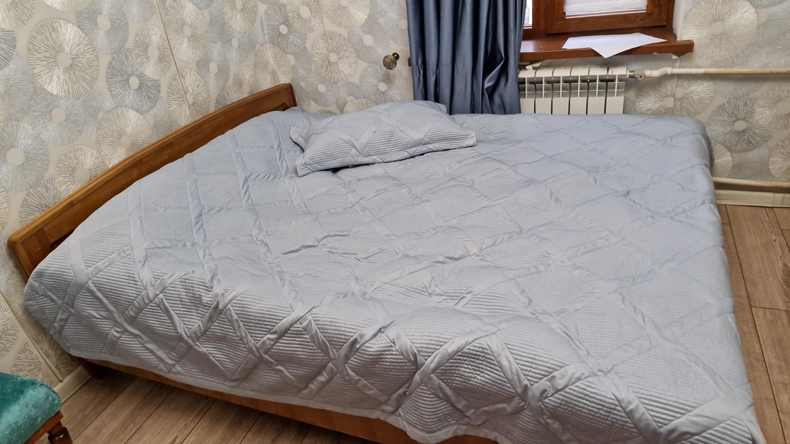 Продается спальный гарнитур шкаф и кравать из чистого дерево