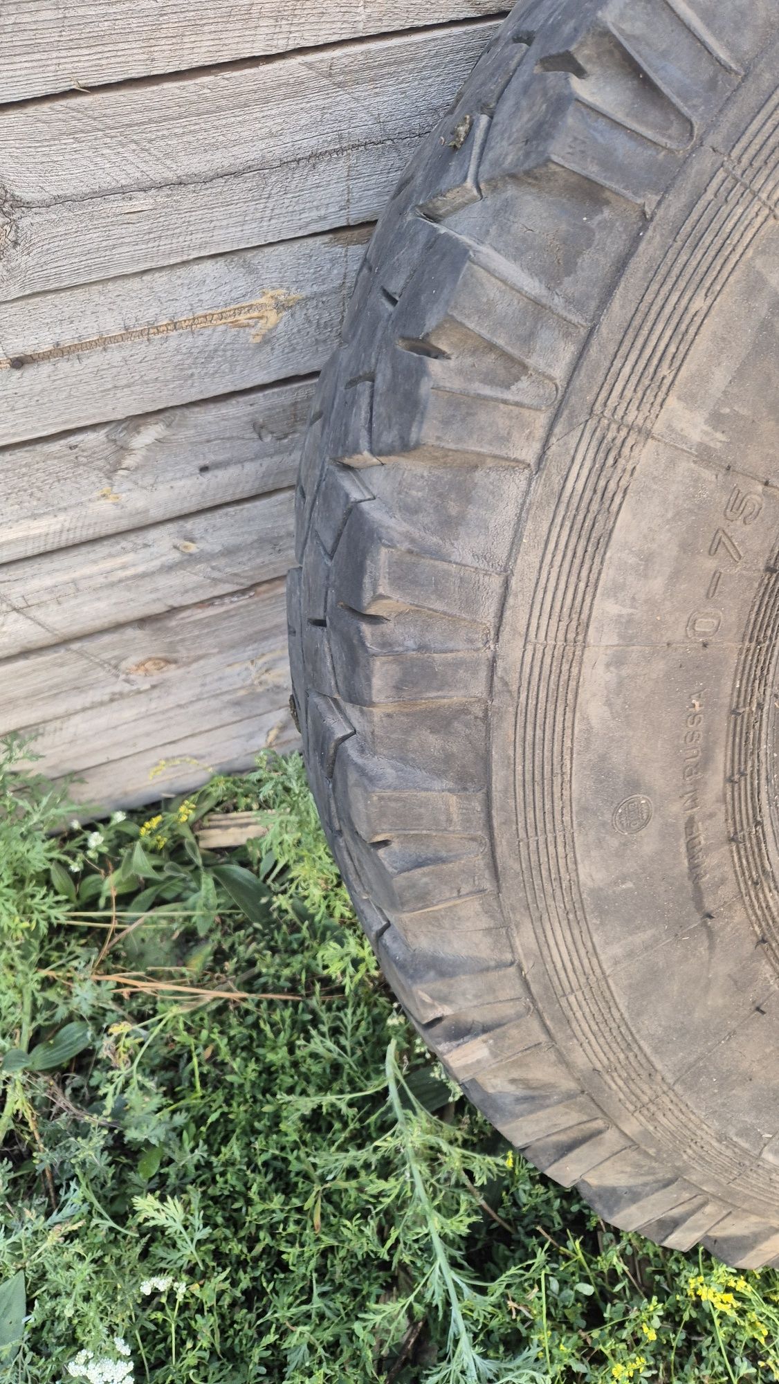 Продам шину на грузовое авто.