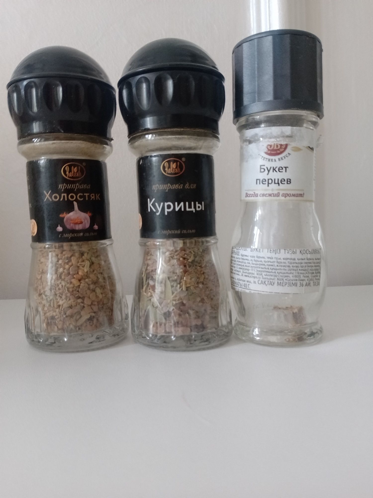 Мельницы с приправами из гималайской соли продукты еда посуда
