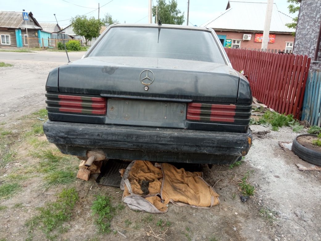 Продам по запчастям Мерседес 190 есть проктический все