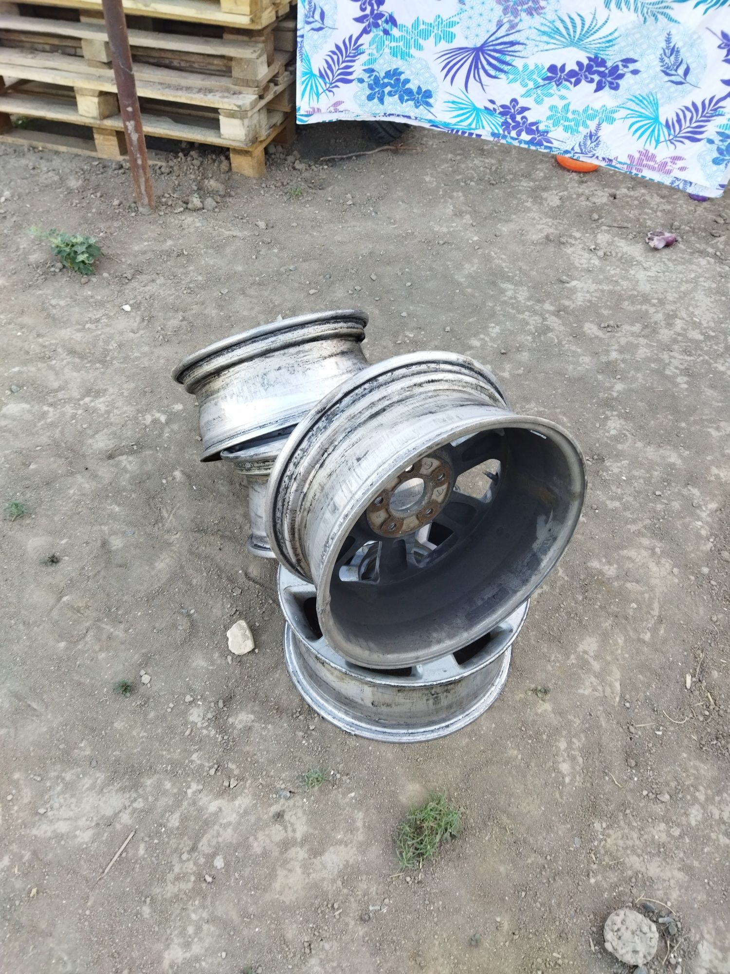 Продам диски от Ниссан Эльгранд срочно