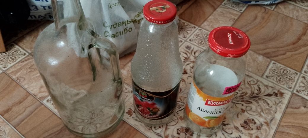 Продам банки 0,3 и 2 л и 1 л бутылки