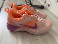 продается новые Nike кроссовки