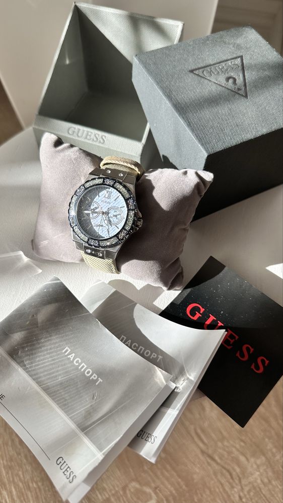 Женские наручные часы Guess