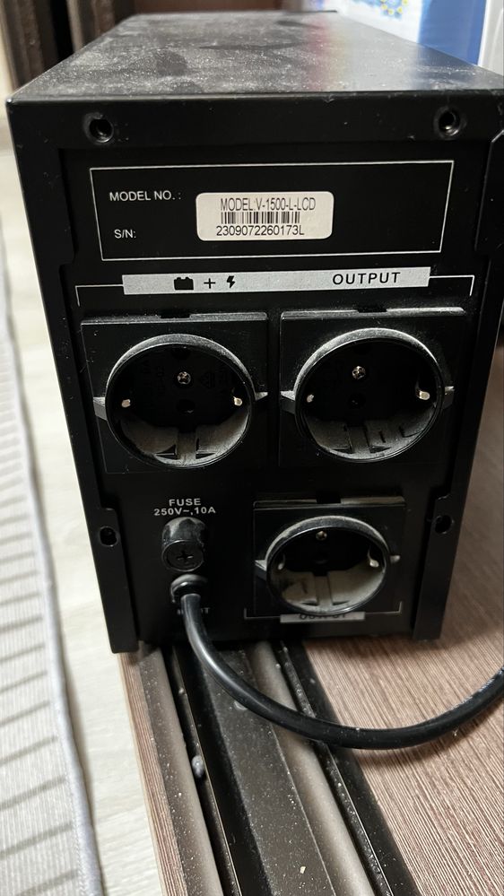 UPS источник безперебойного питания