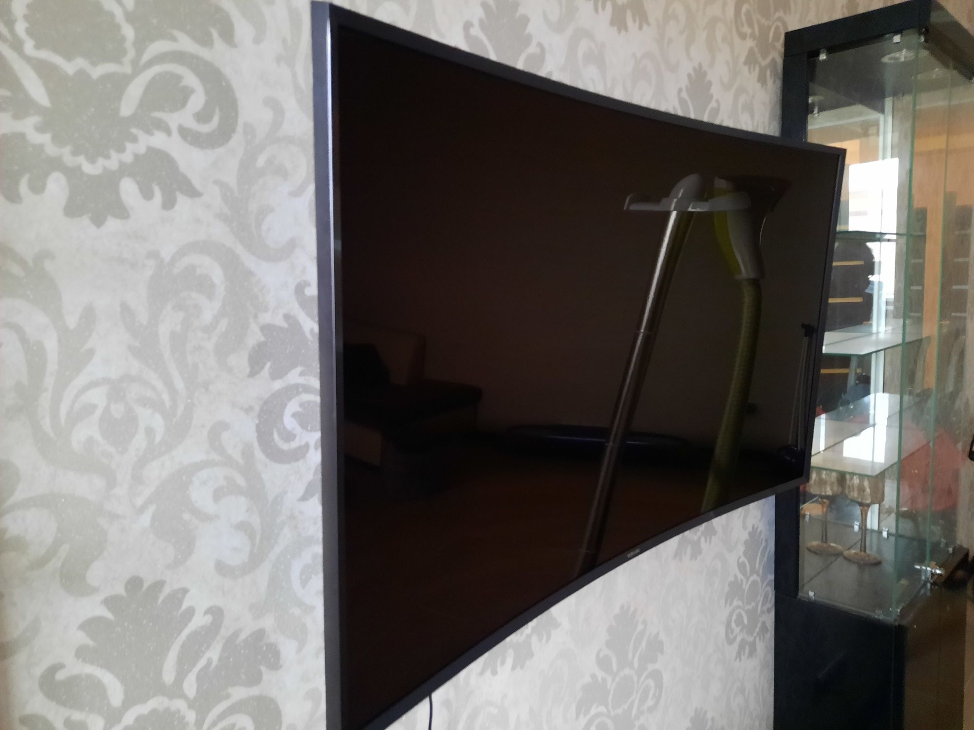 Изогнутый UHD-телевизор мирового бренда SAMSUNG