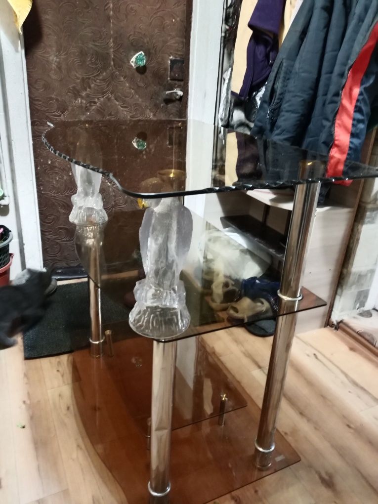 Продам столик стеклянный