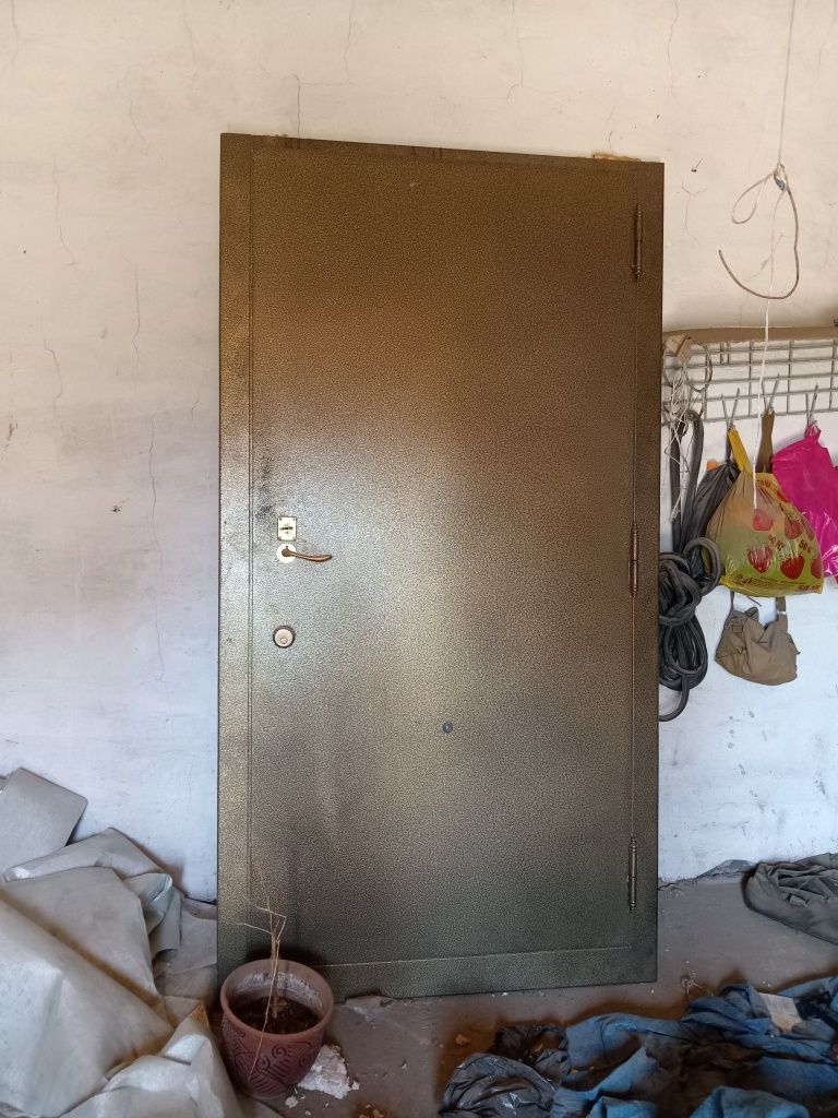 Продам железную дверь б/у,  фирма Brazer,