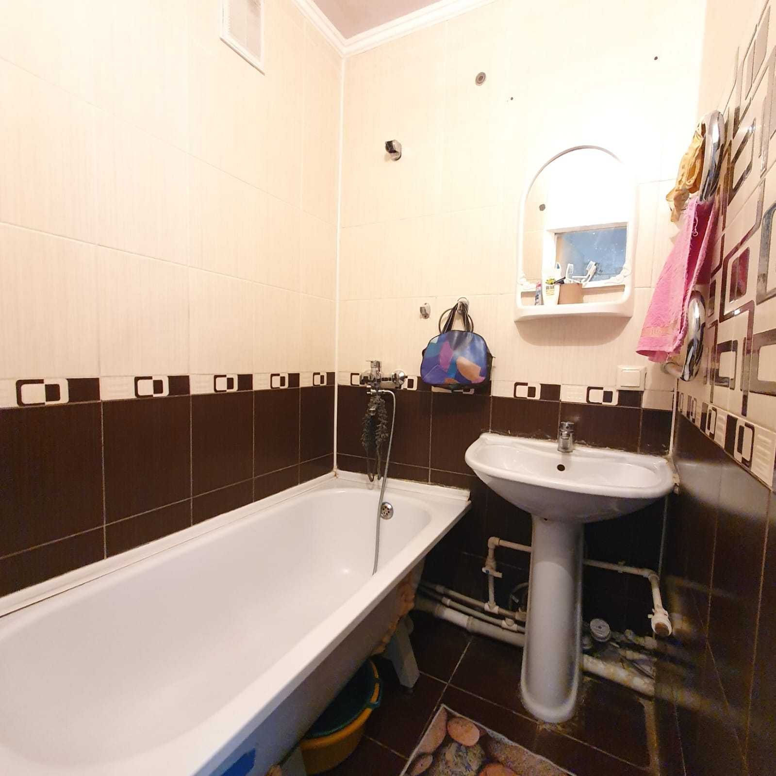 Продам 2х кв. по пр.Абая, этаж 3/5, "распашонка", квадратура 48м2!
